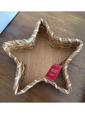 Star-Shaped Woven Basket With Wood Base Decorative Organizer basket in Natural T